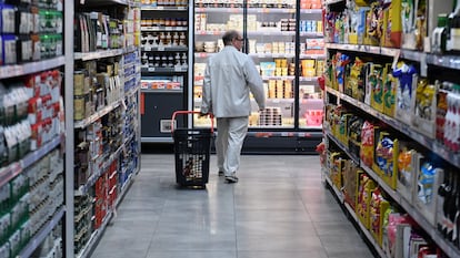 Una persona hace la compra en el supermercado Dia de la calle Núñez de Balboa, en Madrid.