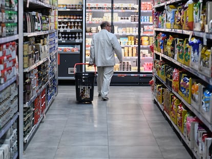 Una persona hace la compra en un supermercado Dia de Madrid.