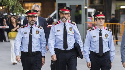 Mossos chief Josep Lluís Trapero (c) arrives at the High Court.