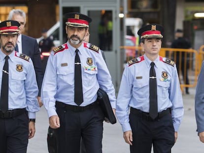 Mossos chief Josep Lluís Trapero (c) arrives at the High Court.