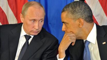 Foto de archivo tomada el 18 de junio de 2012 del presidente estadounidense, Barack Obama (dcha), mientras conversa con su hom&oacute;logo ruso, Vlad&iacute;mir Putin.