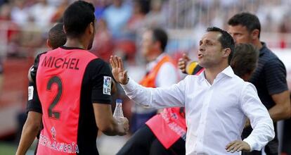 Sergi Barjuan, entrenador del Almería, durante el partido ante el Sevilla