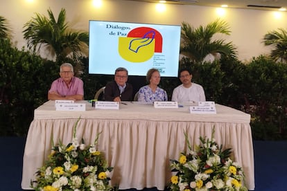 La Delegación ELN y la Delegación del Gobierno de Colombia en los Diálogos de Paz el 25 de mayo 2025 en Caracas.