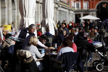 Un camarero atiende a los clientes en una terraza de la Plaza Mayor, en Madrid.