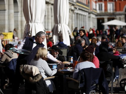 Un camarero atiende a los clientes en una terraza de la Plaza Mayor, en Madrid.