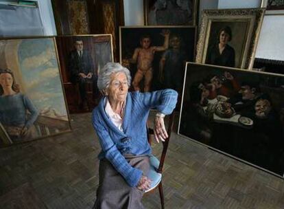 Ángeles Santos, rodeada de algunos de sus cuadros.