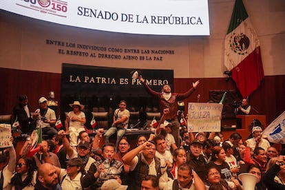 Manifestantes en el Senado de la República, durante el debate por la reforma judicial, en Ciudad de México, el 10 de septiembre de 2024.