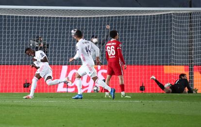 Vinicius Junior celebra la consecución del tercer gol para el Real Madrid.