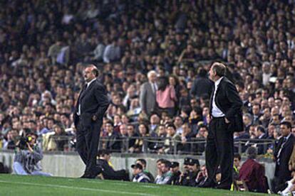 Carles Rexach y Vicente del Bosque, ante sus respectivos banquillos.