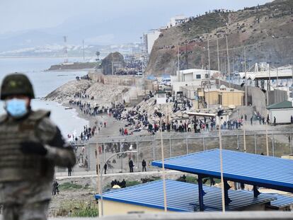 Militares y policías desplegados en la frontera de Ceuta el 18 de mayo, durante la crisis migratoria.