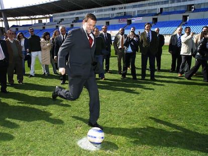 Rajoy lanzando un penalti