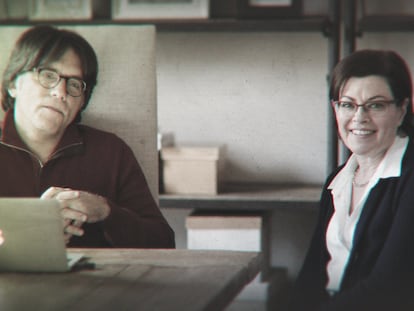 Keith Raniere y Nancy Salzman en un fotograma del material de archivo de 'El juramento: parte II'.