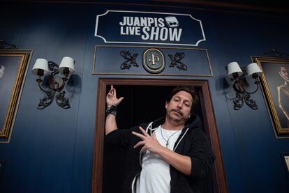 Alejandro Riaño en el set de su espectáculo, "Juanpis live show".