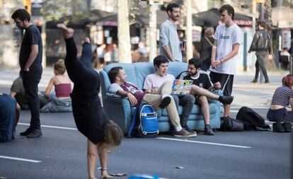 Estudiantes bloqueando la plaza Universitat de Barcelona, el pasado miércoles.