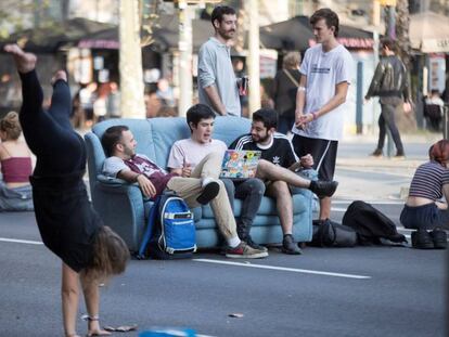 Estudiantes bloqueando la plaza Universitat de Barcelona, el pasado miércoles.