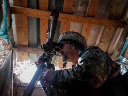 Un soldado ucranio vigila la línea del frente en el este del país, este lunes en Travneve (región de Donetsk).