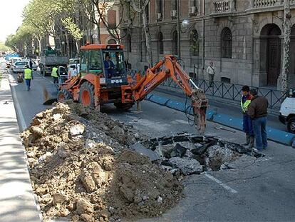 Socavón en la avenida de la Ciudad de Barcelona
