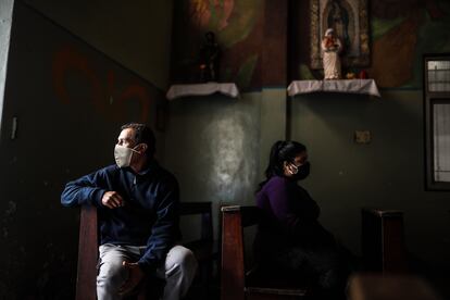 Dos personas esperan alimentos el 6 de mayo en una iglesia de la Villa 21-24 (Buenos Aires).