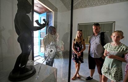 Una familia de turistas visita una de las salas del Museo del Bardo.