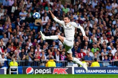 El delantero del Real Madrid, Gareth Bale, se estira para controlar el esférico en una jugada del partido.