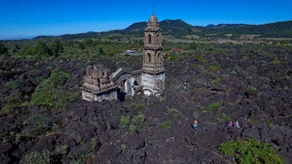 En el mundo de los volcanes, el Paricutín es casi un recién nacido: tiene menos de 80 años y surgió de repente en medio de un campo de maíz de <a href="http://michoacan.travel/es/" target="_blank">Michoacán</a> en 1943. Este es el único volcán cuyo ciclo de vida ha sido enteramente estudiado por los científicos y su ascenso es una de las grandes experiencias de viajar por el oeste del altiplano central mexicano. Resulta fácil ascender hasta el cráter, a unos 420 metros de altura. Algunos sortean las rocas entre campos de lava mientras otros prefieren cabalgar por arena negra antes de desmontar para el asalto final a la cima. Para subir al volcán hay que salir pronto, preferiblemente a caballo, desde Angahuan, la localidad más cercana al volcán, un típico pueblo purépecha. En la bajada se suele visitar la iglesia de San Juan, cubierta por la lava, o más bien su torre y el altar en lo poco que quedó sin sepultar por el volcán. Se necesita ir con un guía experimentado, y se requiere cierta preparación física.Las dos ciudades turísticas más cercanas a Angahuan son Pátzcuaro o Morelia.