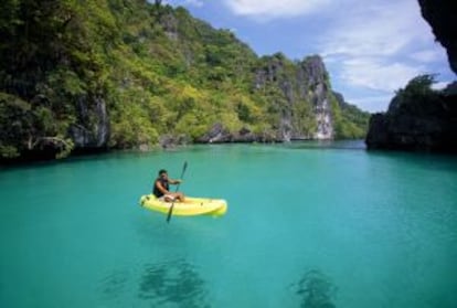 Kayak en la Laguna Grande de la isla Miniloc, cerca de El Nido, Filipinas.