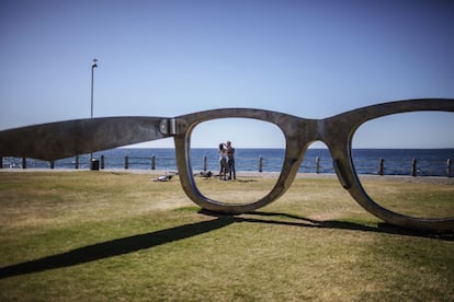 La escultura gigante "Percibir la libertad", del artista Michael Elion, que forma parte de la capital Mundial del Diseño, celebrada en Ciudad del Cabo, en honor al expresidente sudafricano Nelson Mandela.