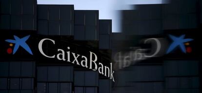 Logotipo situado en la sede de CaixaBank