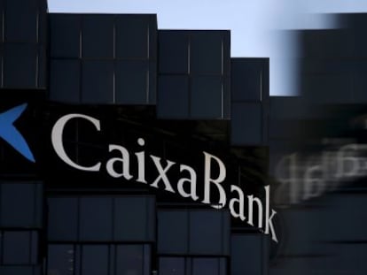 Logotipo situado en la sede de CaixaBank