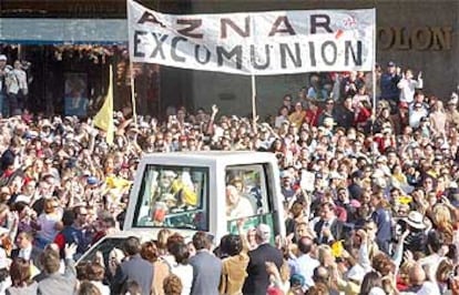 La cuestión de la guerra en Irak ha estado presente en la ceremonia multitudinaria de Colón. Mientras un grupo de fieles ha abucheado a Zapatero y le ha invitado a rezar el rosario otros han portado pancartas contra la guerra e incluso pidiendo la excomunión de Aznar.