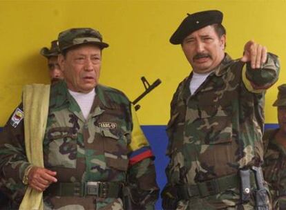 Manuel Marulanda Vélez, "Tirofijo"(i.) dialoga con el comandante Jorge Briceño, "Mono Jojoy"; ambos líderes de las Fuerzas Armadas Revolucionarias de Colombia (FARC), en una fotografía tomada en abril de 2000.