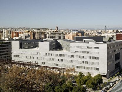 Vista de la Facultad de Magisterio, en Sevilla, proyecto de Antonio Cruz y Antonio Ortiz.