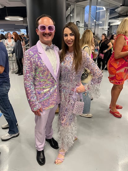 El matrimonio formado por Josh y Cassie posan poco antes del concierto de Taylor Swift en el estadio Sofi de Los Angeles, el 9 de agosto de 2023.