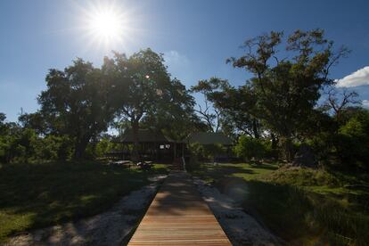 Paneles solares, gestión de residuos, reciclaje de agua, contratación de personal local... En uno de los exclusivos hoteles ubicados en la reserva de Moremi, en pleno delta del Okavango, se hacen notar las exigencias normativas sobre el cuidado de la tierra, la vida salvaje y la comunidad. Por ejemplo, toda la estructura del alojamiento es a base de madera y tela: no hay construcciones permanentes. "Esta construcción se puede desmontar porque a veces los elefantes quieren cruzar por aquí", ejemplifica Tshapo, una de las camareras.