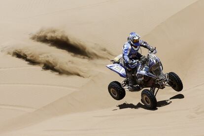 Sergio Lafuente, de Uruguay, cruzando las dunas del desierto.