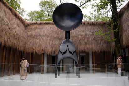 Una de las esculturas de la serie 'Sovereignty', instalación de la artista Simone Leigh para el pabellón estadounidense de la Bienal de Venecia.