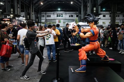 El salón dedicó un espacio de casi 800 metros al anime Dragon Ball. En la imagen, un joven imita uno de los movimientos del personaje Goku San.