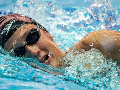 Mireia Belmonte respira durante la preliminar de 1.500 metros.