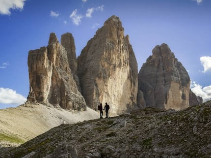 Dos senderistas ante las Tres Cimas de Lavaredo, en el macizo de los Dolomitas, al norte de Italia. De izquierda  