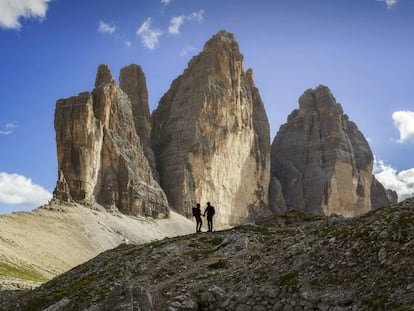 Dos senderistas ante las Tres Cimas de Lavaredo, en el macizo de los Dolomitas, al norte de Italia. De izquierda