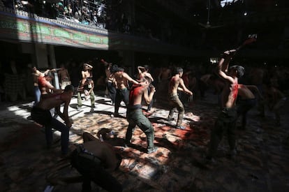 Musulmanes chiítas se golpean con cuchillos atados a cadenas durante una procesión para celebrar la Ashura, en Kabul (Afganistán). 