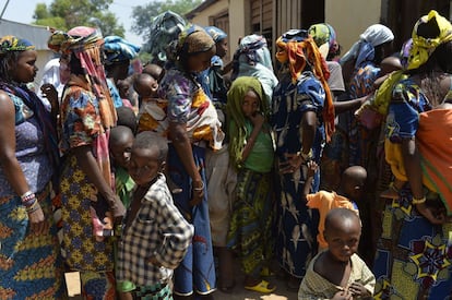 Mujeres y niños de la etnia pulaar esperan ayuda humanitaria en el distrito de Begoua, al noreste de Bangui en la República Centroafricana.