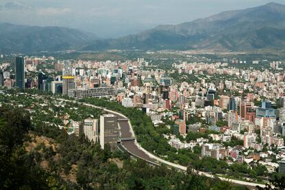 Vista panorámica de Santiago y Río Mapocho.