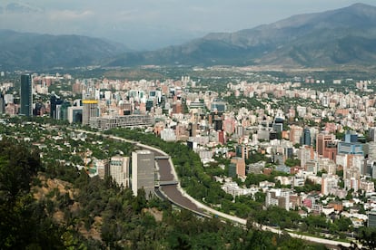 Vista panorámica de Santiago y Río Mapocho.