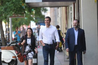 Llegada de Pedro Sánchez a la sede del PSOE junto a Adriana Lastra y José Luis ÁbalosUly Martín.