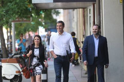 Llegada de Pedro S&aacute;nchez a la sede del PSOE junto a Adriana Lastra y Jos&eacute; Luis &Aacute;balosUly Mart&iacute;n.
 
 