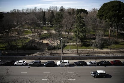 Vistas del Retiro en la calle Menéndez Pelayo.
 