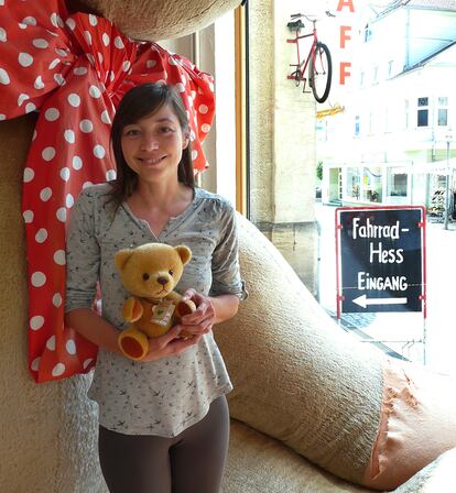 Sina Martin, de 34 años, quinta generación de una familia de fabricantes de osos de peluche, posa en su tienda-museo de Sonneberg con “el oso más grande del mundo”.Foto: Elena Sevillano