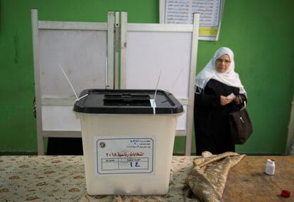 Uma mulher dirige-se à urna para depositar sua cédula durante a primeira jornada das eleições presidenciais no Cairo (Egito), em 26 de março.