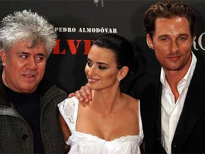 Penélope Cruz y Matthew McConaughey (d), en el estreno de <i>Volver,</i> junto a Pedro Almodóvar.